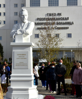 В Многопрофильном республиканском медицинском центре состоялось открытие бюста Николая Александровича Семашко